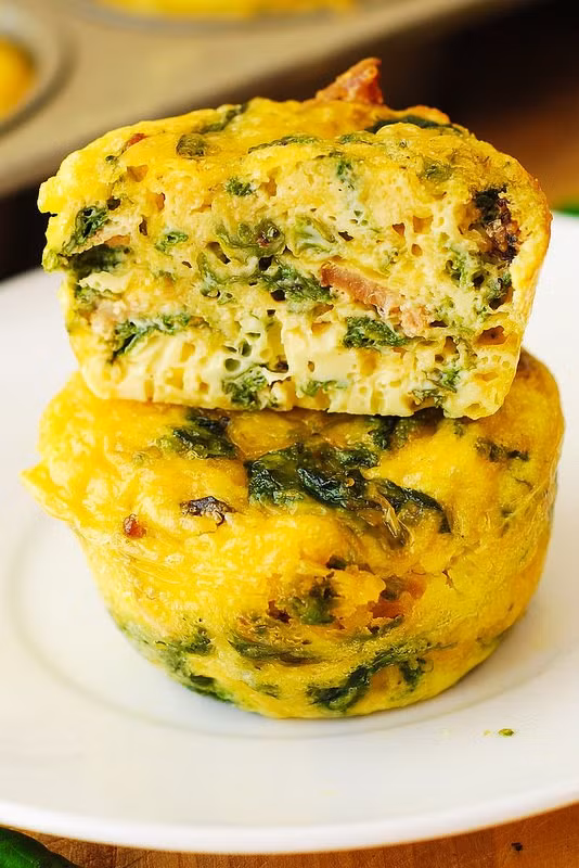 Bánh muffin trứng: Bánh muffin trứng kết hợp với thịt xông khói và rau bina (cải bó xôi). Bánh có thể được làm từ hôm trước, bảo quản trong tủ lạnh và dùng vào các buổi sáng hôm sau, rất nhanh chóng, tiện lợi và giàu dinh dưỡng. Ảnh: Juliasalbum.