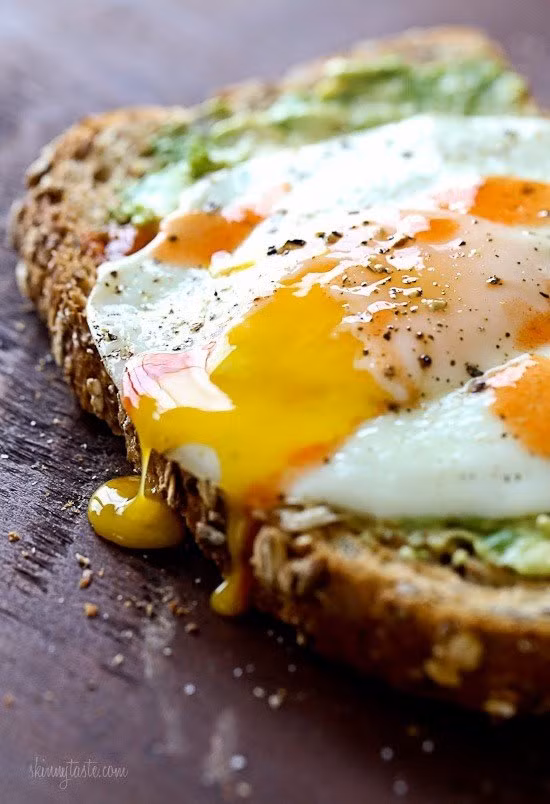 Bánh mì trứng bơ: Quả bơ kết hợp với trứng sẽ mang tới cho bạn bữa sáng đầy đủ dinh dưỡng để khởi động ngày mới. Chỉ cần 5 phút chuẩn bị, bạn đã có thể nạp năng lượng và duy trì tới bữa trưa. Ảnh: Skinny Tastes.