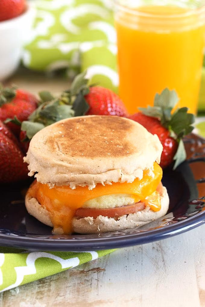 Bánh sandwich ăn sáng lạnh: Thật tiện lợi khi có thể chuẩn bị bánh trước rồi đưa vào tủ lạnh để dùng vào sáng hôm sau hoặc khi nào cần dùng. Bạn có thể dùng món bánh này với bất cứ thứ gì bạn muốn. Ảnh: The Suburban Soap Box.