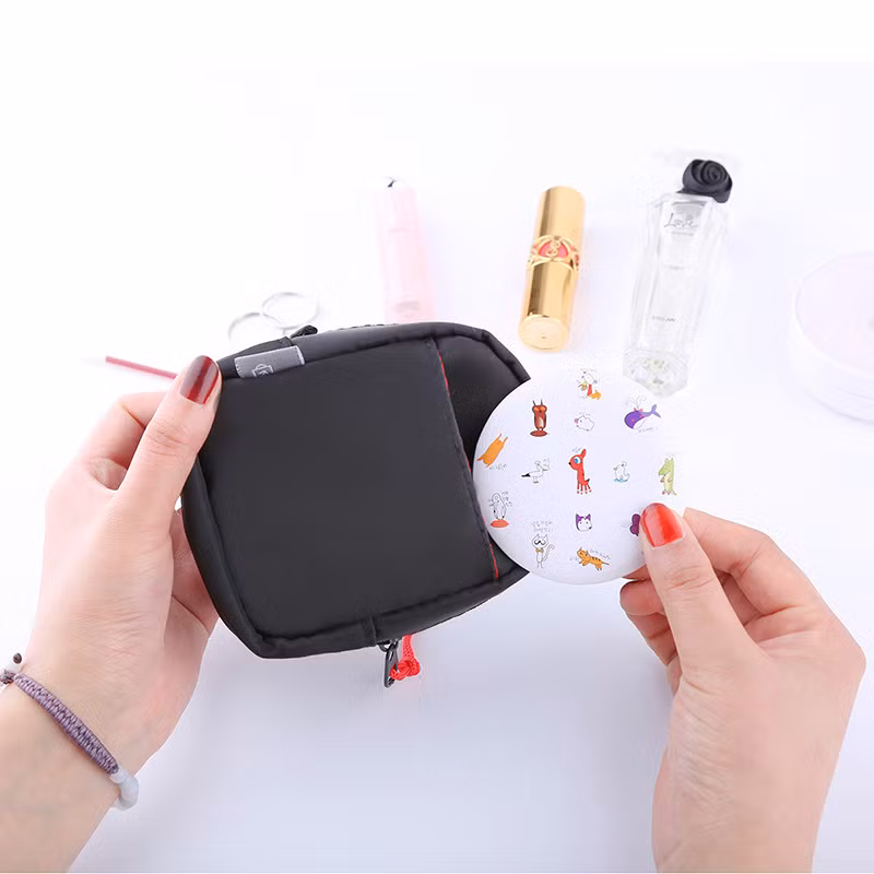 Son + gương + lược là bộ ba giúp bạn luôn giữ được vẻ ngoài tươi tắn và gọn gàng tại công sở.