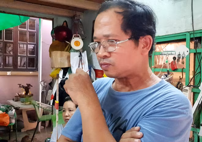 Ông Chương ngậm ngùi thương tiếc gia đình hàng xóm. Ảnh: Lê Trai.