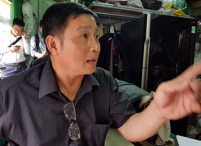 Ông Hi kể phút người thân nạn nhân báo ông Linh treo cổ. Ảnh: Lê Trai.