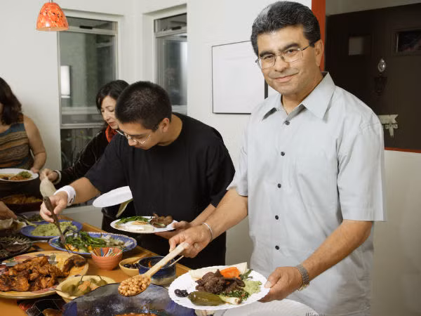 10. Đi bộ về nhà sau khi đi ăn ở ngoài: Mỗi lần bạn đi ăn cơm bên ngoài, bạn hãy thực hiện quy tắc trở đi bộ về nhà để đốt cháy tất cả những calo đó. Ảnh: Boldsky.