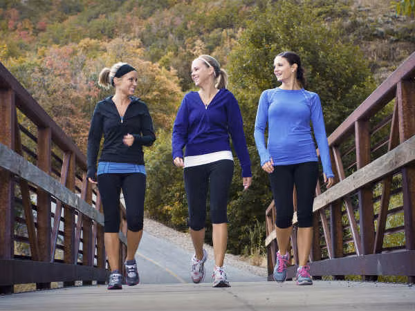 3. Tìm một người bạn cùng đi bộ: Có thêm một người bạn sẽ giúp bạn có thêm động lực đi bộ. Cả hai bạn có thể giữ cho nhau động cơ để đi bộ hàng ngày và khiến hoạt động này bớt nhàm chán hơn. Ảnh: Boldsky.