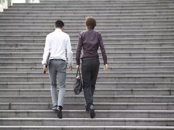 2. Đi bộ đến chỗ các đồng nghiệp trong phòng: Tại phòng làm việc, thay vì gọi, nhắn tin hoặc gửi thư điện tử cho một đồng nghiệp ngồi gần đó hoặc trên một tầng khác, hãy đi đến chỗ họ để nói chuyện, điều này sẽ giúp đốt cháy calo. Ảnh: Boldsky.