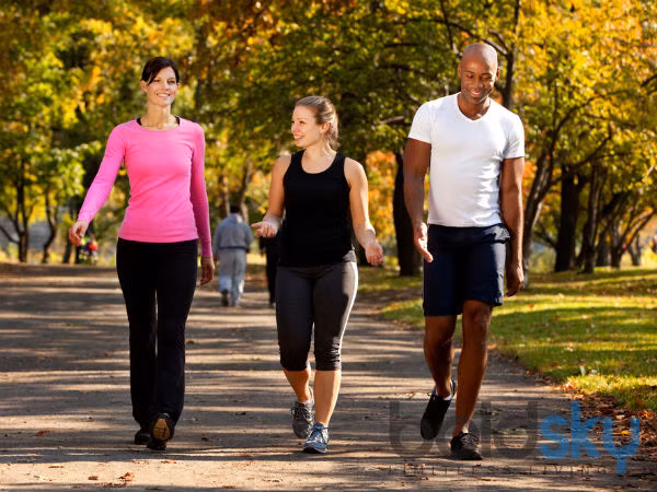 7. Khám phá khu vực gần nhà bạn: Trong những ngày cuối tuần, hãy thử khám phá thành phố và khu vực gần chỗ bạn sống bằng cách đi bộ. Ảnh: Boldsky.