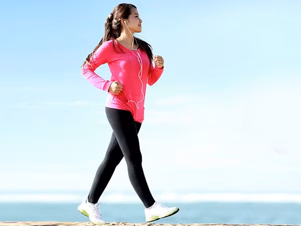 8. Nghe bản nhạc yêu thích và đi bộ: Tạo một danh sách những bài hát yêu thích của bạn và vừa đi dạo dài vừa nghe chúng. Thói quen này không chỉ cho phép bạn thưởng thức âm nhạc yêu thích mà còn có thể giúp đốt cháy calo và giảm căng thẳng, sau một ngày dài làm việc. Ảnh: Boldsky.