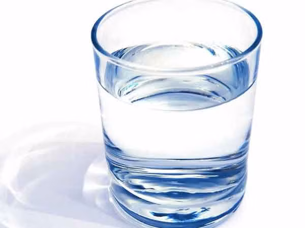 1. Uống nhiều nước: Vì nguyên nhân chính của sỏi thận là mất nước, nước uống có thể giúp giải quyết vấn đề khó chịu này. Khi bạn uống nước, nó sẽ tự động đi vào thận và đào thải chất độc. Do đó, điều này giúp đào thải sỏi thận tự nhiên và nó cũng ngăn ngừa sự hình thành sỏi thận. Ảnh: Boldsky.