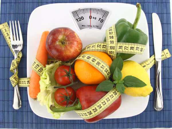 Việc ăn kiêng thường có quá nhiều quy tắc về cách dùng thực phẩm. Điều này khiến bạn cảm thấy khó tuân theo và dẫn tới việc giảm cân không ổn định. Ảnh: Boldsky.