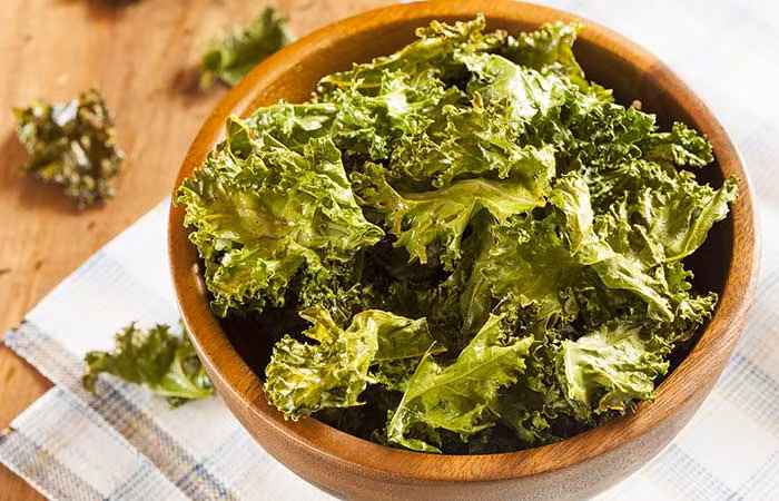 4. Giúp chống viêm: Đây là một trong những lợi ích của cải xoăn. Chúng ta đều biết tầm quan trọng của sự cân bằng giữa các axit béo omega-3 và omega-6 trong cơ thể chúng ta. Cải kale đang thúc đẩy sự cân bằng này. Nó chứa cả omega-3 và omega-6 ở tỉ lệ gần 1: 1. Những đặc tính chống viêm của cải xoăn cũng làm cho nó trở thành thức ăn lý tưởng để giảm các triệu chứng viêm khớp. Ảnh: Shutterstock.
