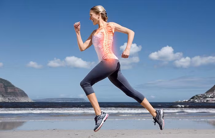 7. Cải thiện sức khoẻ xương: Cải xoăn giàu kali, nó giữ được mật độ khoáng xương. Nghiên cứu cũng cho thấy thiếu vitamin K có thể liên quan đến nguy cơ gãy xương cao hơn. Vitamin C trong cải xoăn cũng giúp cải thiện sức khoẻ xương - cấu trúc xương. Ảnh: Shutterstock.