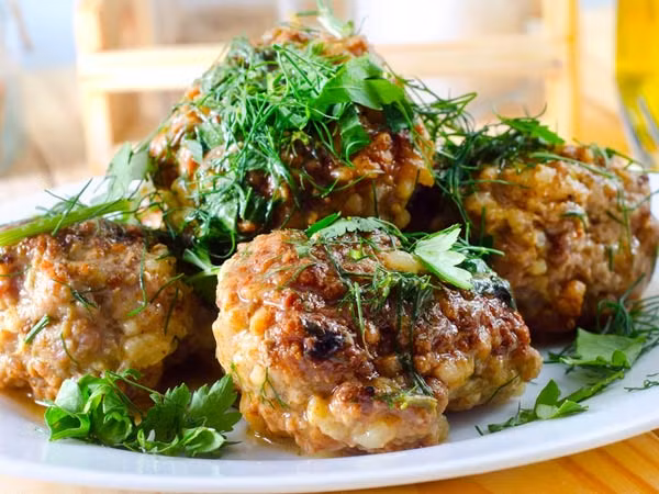 Có nhiều cách khác để bạn duy trì vận động và đốt cháy calo nhiều hơn dịp tết như vào bếp nấu nướng, dọn dẹp sau bữa tiệc gia đình, không ngồi quá lâu… Ảnh: Boldsky.