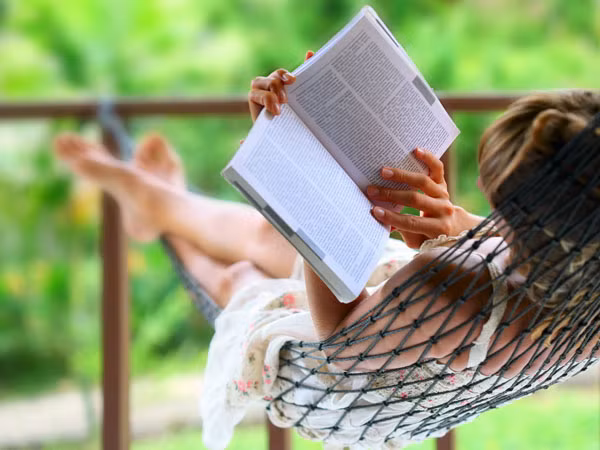 Phải chắc chắn rằng bạn nghỉ ngơi đầy đủ dù bạn có thể muốn tham dự rất nhiều sự kiện và các bữa tiệc. Khi cơ thể bạn không nghỉ ngơi đầy đủ, quá trình trao đổi chất sẽ chậm lại, gây ra tăng cân. Ảnh: Boldsky.