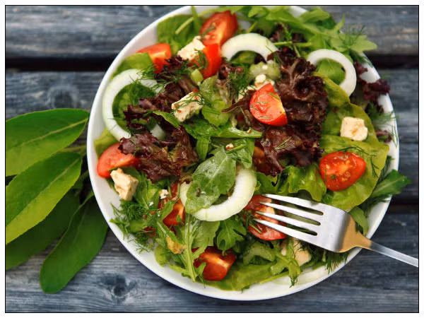 Giống như protein, hãy đảm bảo rằng bạn ăn đủ chất xơ như rau lá xanh trong dịp tết. Chất xơ có thể đẩy các tế bào mỡ ra khỏi cơ thể qua phân và giúp bạn duy trì cân nặng ổn định. Ảnh: Boldsky.