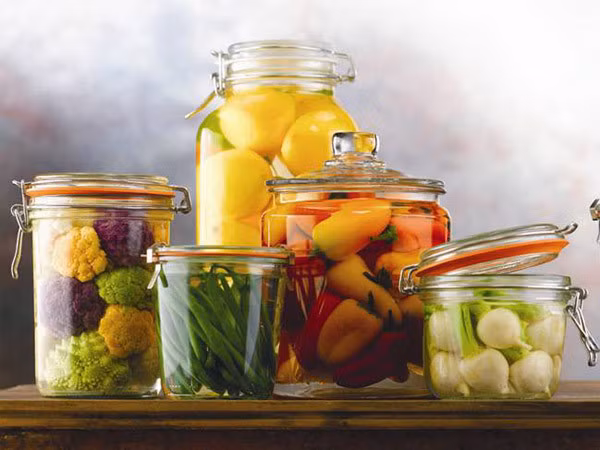 Thực phẩm lên men: Những loại thực phẩm lên men làm tăng hàm lượng tyramine, một trong những hợp chất gây ra chứng đau nửa đầu mà bạn hay mắc phải. Vì thế, tốt nhất là bạn nên tránh dùng những loại thực phẩm lên men thường xuyên. Ảnh: Curejoy.