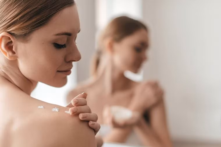 Không nặn mụn: Việc nặn hay cào xước mụn trứng cá dẫn tới vết thương hở, lâu lành và đôi khi sẽ thành sẹo. Ngoài ra, tất cả chúng ta đều có vi khuẩn trên tay, do đó, khi nặn mụn, bạn có thể chuyển vi khuẩn sang mặt và dẫn đến nhiễm trùng. Ảnh: Shutterstock.