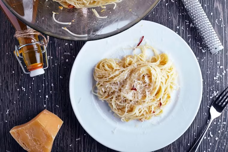 Bỏ qua món mỳ ống: Bánh mì trắng, mì ống trắng, cơm trắng, khoai tây chiên là những thực phẩm có chỉ số đường huyết cao bạn nên hạn chế bởi chúng khiến bạn dễ mọc mụn. Thay vào đó, hãy ăn các loại thực phẩm có chỉ số đường huyết thấp như bánh đa hạt, đậu phộng, rau và đậu.