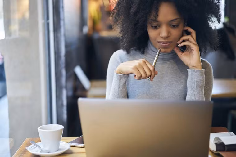 Đừng chạm vào khuôn mặt: Khuôn mặt của bạn là một trong tám bộ phận cơ thể mà bạn không bao giờ nên chạm vào. Tiến sĩ Zeichner nói rằng thường xuyên chạm tay vào mặt có thể gây ra mụn trứng cá. Ảnh: Shutterstock.