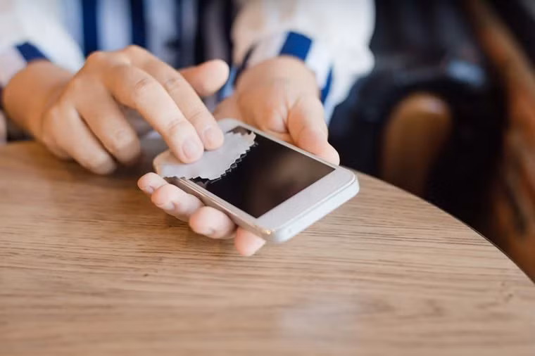 Làm sạch điện thoại thông minh của bạn: Màn hình điện thoại của bạn bẩn hơn bạn nghĩ. Tiến sĩ Zeichner nói: "Các nghiên cứu đã chỉ ra rằng điện thoại di động của bạn bẩn hơn toilet. Do đó, nếu bạn không thường xuyên lau sạch điện thoại bằng, bạn có thể chuyển chất bẩn đó vào da, kết hợp với ma sát, có thể thúc đẩy mụn trứng cá. Ảnh: Shutterstock.