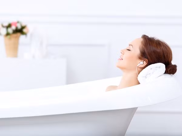 15. Ngâm mình trong bồn tắm: Đây là một trong những cách tốt nhất để chữa đau nửa đầu. Bạn có thể thêm hai chén dấm táo vào nước nóng tắm hoặc bạn cũng có thể thêm một số tinh dầu vào nước tắm để thư giãn đầu óc. Ảnh: Boldsky.