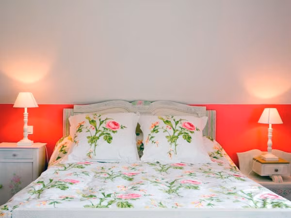 4. Ánh sáng: Một số người không bao giờ có thể ngủ ngon hoặc có thể thức dậy nếu đèn sáng. Đảm bảo rằng đèn trong phòng của bạn được điều chỉnh độ sáng phù hợp với yêu cầu về giấc ngủ của bạn. Ảnh: Boldsky.