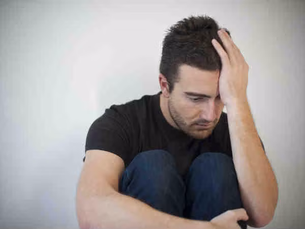 5. Tiếng ồn: Tiếng ồn từ cả bên ngoài và bên trong phòng ngủ có thể là thủ phạm khiến bạn thức giấc giữa đêm. Nếu bạn sống trong một thành phố đông đúc, bạn cần học cách làm quen với những tiếng ồn không thể tránh khỏi. Ảnh: Boldsky.