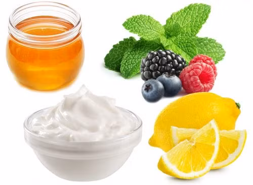 3. Sữa chua hoa quả: Thành phần gồm 1 cốc sữa chua, 1/2 chén quả mọng (quả dâu tây, việt quất, mâm xôi), 1 muỗng nước chanh, ít bạc hà và 1 thìa mật ong. Cách làm: Trộn sữa chua, nước chanh, và mật ong trong một bát. Sau đó thêm quả mọng và bạc hà tươi. Ảnh: Eatthis.