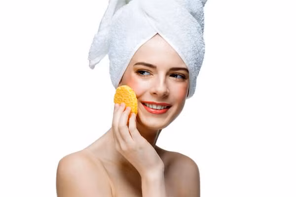 5. Đánh má hồng: Việc tạo má hồng giúp cho bạn trông khỏe khoắn và xinh xắn tự nhiên hơn. Ảnh: Wonderlist.