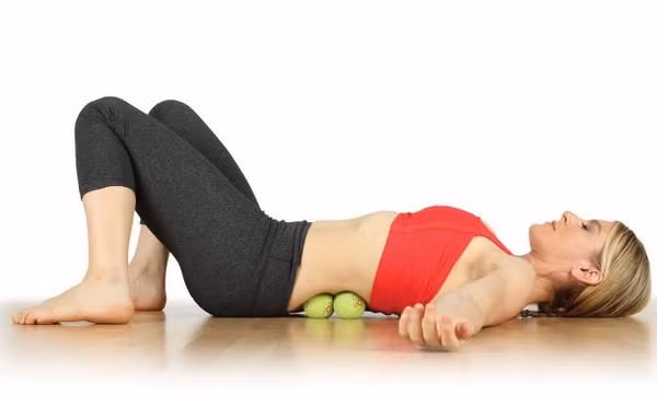 2. Học cách tự massage: Nếu chúng ta bị căng thẳng hoặc đau đớn thường xuyên, nó hiển thị rõ ràng trên khuôn mặt. Một trong những phương pháp trị liệu thư giãn tận tâm nhất tại thẩm mỹ viện là massage. Bạn có thể tự massage tại nhà với vài quả bóng tennis. Ảnh: Wonderlist.