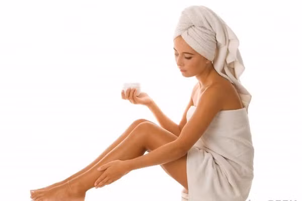 3. Dưỡng ẩm sau khi tắm: Bạn có thể nhanh chóng cảm nhận sự khác biệt trên làn da toàn thân nếu chịu khó bôi kem dưỡng da ẩm hàng ngày. Cố gắng bôi kem dưỡng ẩm ngay sau khi bạn tắm xong vì lúc này, các lỗ chân lông sẽ được mở và thấm hút hơn. Ảnh: Wonderlist.
