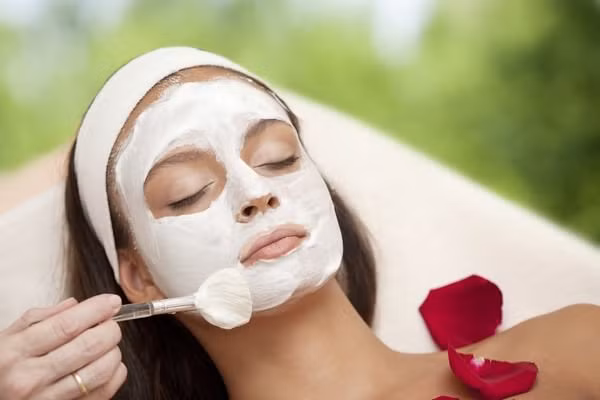 4. Đắp mặt nạ: Nếu bạn quá bận rộn, ít nhất cũng đắp mặt nạ dưỡng da mỗi tuần một lần. Nếu bạn bị da nhờn, hãy tìm những mặt nạ có chứa cao lanh (chất bôi trơn, các chất bẩn dưới da), muối Biển Chết hoặc dầu cây chè, vốn được biết đến với tính chất kháng khuẩn. Một số mặt nạ tốt cho da khô gồm có các thành phần như mật ong, bơ hạt mỡ, dầu hạnh nhân và dầu dừa. Ảnh: Wonderlist.