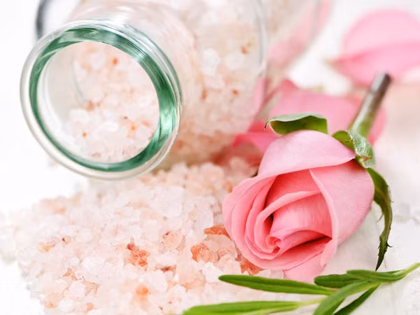 Các đặc tính chống viêm trong muối Epsom cũng có tác dụng làm giảm các chứng bệnh do côn trùng gây ra. Ảnh: Boldsky.