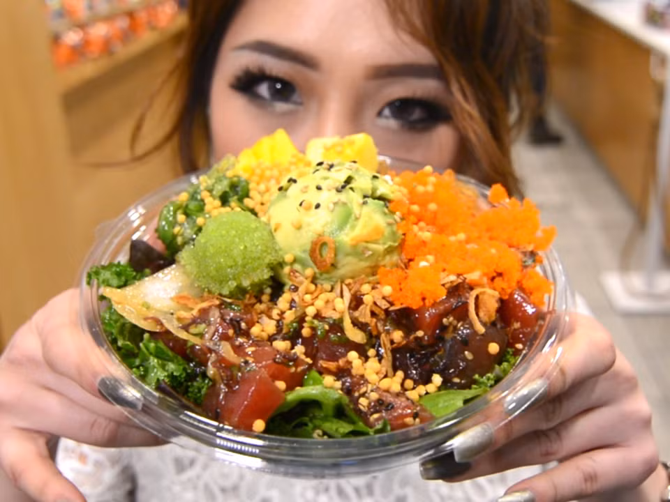 Poké, một loại salad cá sống ở Hawaii (Mỹ), cũng sẽ trở thành món ngon được phục vụ ở khắp mọi nơi trong năm tới. Ảnh: Insider.