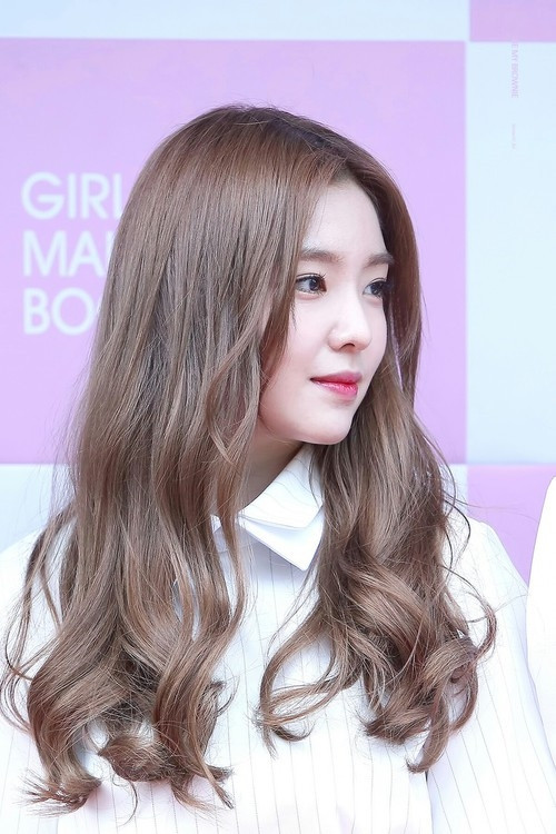 Tóc dài xoăn lọn: Mái tóc dài bồng bềnh với những lọn xoăn tự nhiên có thể giúp khuôn mặt trông thon gọn, trẻ trung hơn. Ảnh: Internet.