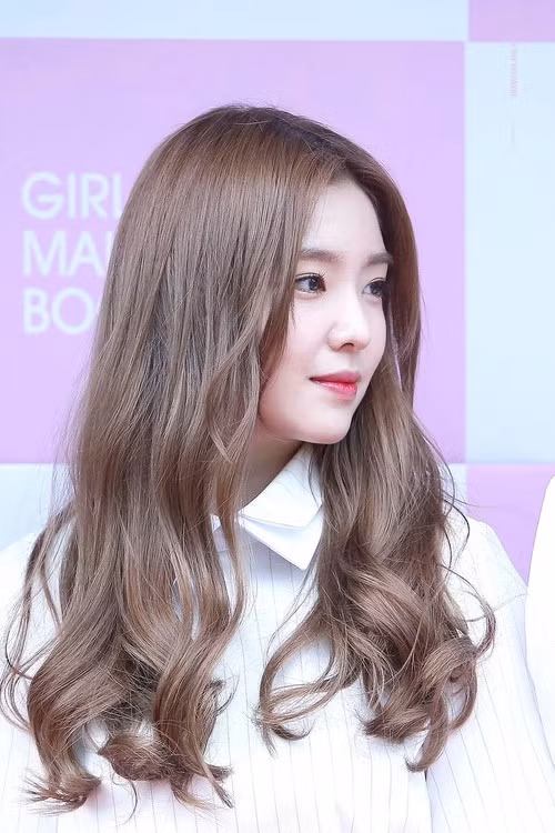 Tóc dài xoăn lọn: Mái tóc dài bồng bềnh với những lọn xoăn tự nhiên có thể giúp khuôn mặt trông thon gọn, trẻ trung hơn. Ảnh: Internet.