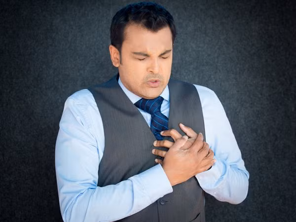 2. Giảm đau ợ nóng: Chứng ợ nóng là do sự tích tụ axit trong cơ thể. Khi axit này đi vào thực quản, bạn sẽ cảm thấy khó chịu trong đường tiêu hóa. Baking soda có thể làm trung hòa axit trong thực quản. Ảnh: Boldsky.