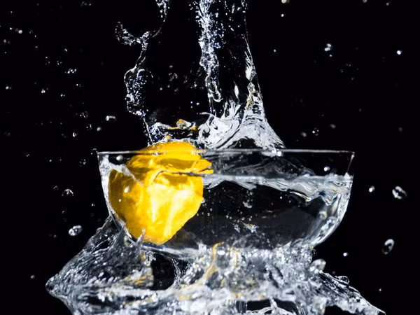 Uống đủ nước giúp loại bỏ các chất lỏng độc hại ra khỏi cơ thể. Bạn nên uống 8 cốc nước/ngày. Ảnh: Boldsky.