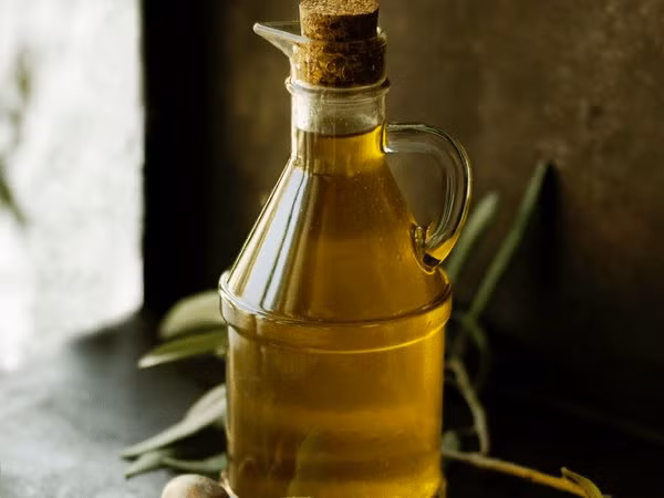 Không phải tất cả thức ăn béo đều có hại cho sức khoẻ. Dầu cá là nguồn chất béo tốt nhất để giảm trọng lượng bụng. Ảnh: Boldsky.