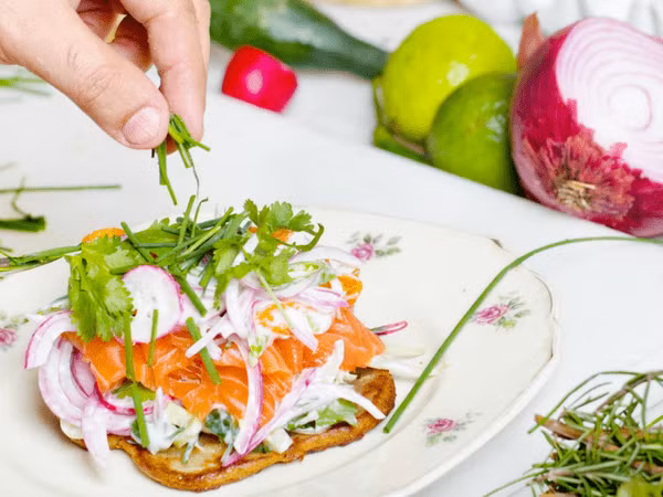 Nếu bạn muốn giảm mỡ bụng nhanh chóng thì hãy hạn chế các thực phẩm nhiều muối vì muối giữ lại nhiều nước trong cơ thể. Tránh thức ăn chế biến sẵn có lượng muối cao. Ảnh: Boldsky.