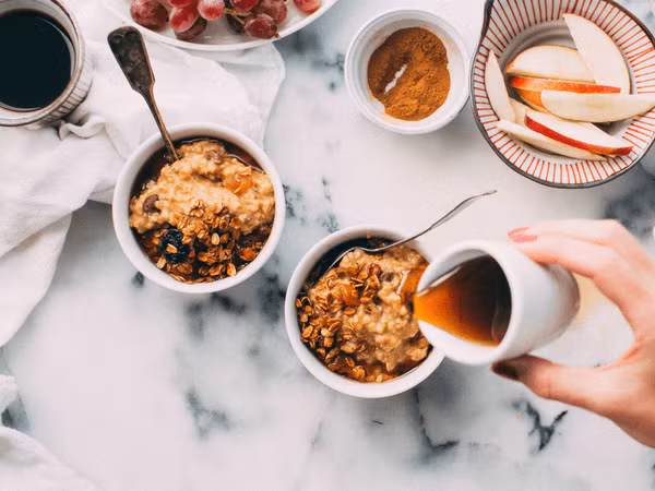 Cố gắng làm thỏa mãn cơn thèm đồ ngọt bằng cách thêm một ít siro vào món yến mạch ăn sáng hoặc ăn sữa chua. Ảnh: Boldsky.