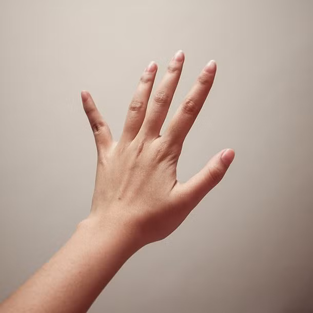 Ghép bàn tay lên chân: Nếu vì một lý do khủng khiếp nào đó bạn bị mất bàn tay, các bác sĩ vẫn có thể gắn nó vào chân của bạn. Các bác sĩ ở Trung Quốc từng thực hiện phương pháp này để cứu người đàn ông trước khi gắn lại bàn tay đó lại vào cánh tay của anh ta. Ảnh: CNN.