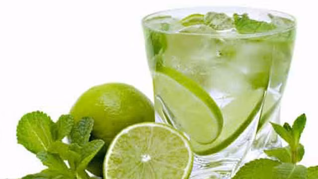 Chanh: Theo tạp chí Shape, uống một cốc nước pha với chanh có thể giúp làm sạch cơ thể. Chanh chứa tính chất kháng khuẩn, lọc máu và cân bằng độ pH của ruột già. Chất chống oxy hóa de-limonene trong loại quả này cũng giúp kích thích men gan loại độc tố khỏi cơ thể. Ảnh: Internet.