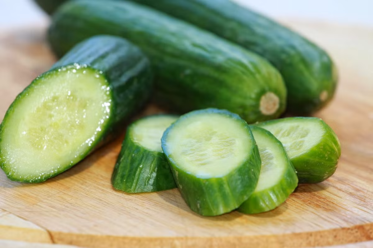 Dưa chuột: Đây là loại thực phẩm thải độc cơ thể hàng đầu. Chứa nhiều vitamin B và kali, dưa chuột giúp nuôi dưỡng hệ thần kinh và ngăn ngừa nguy cơ đau đầu phát triển. Hàm lượng citrulline trong dưa chuột cũng có khả năng lọc gan và thận, trong đó đặc biệt loại bỏ chất độc amoniac ra ngoài. Ảnh: Internet.