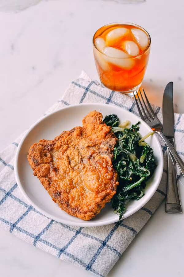 Sườn chiên cốt lết.