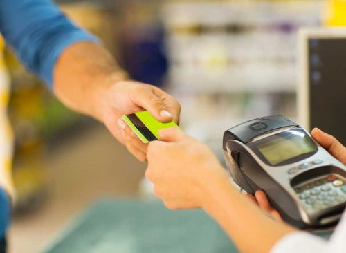 Đăng ký làm thành viên, khách hàng thân thiết để nhận được những chương trình ưu đãi riêng của siêu thị. Và bạn đừng quên cộng điểm sau mỗi lần mua hàng để được ưu đãi nhiều hơn cho những lần mua kế tiếp. Ảnh: Shutterstock.