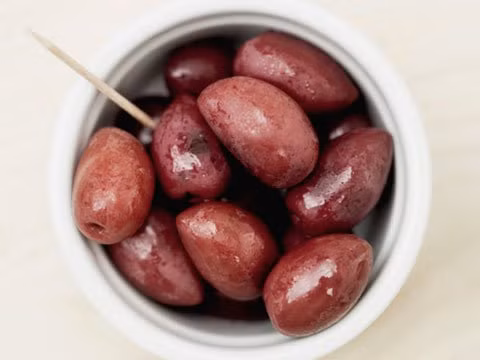 Quả ô liu: Quả ô liu ngâm nước muối có nhiều probiotic vì nước muối cho phép probiotic phát triển mạnh. Ảnh: RD.