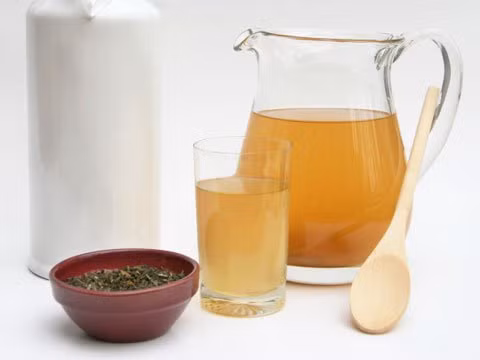 Trà kombucha: Kombucha là một thức uống lên men được làm với trà xanh, đen hoặc bạch trà, đường, vi khuẩn và nấm men. Để làm kombucha, người ta cần một con giống ban đầu được gọi là “SCOBY” (symbiotic colony of bacteria and yeast – khuẩn lạc cộng sinh của vi khuẩn và nấm men), cho vào trà và đường rồi để lên men trong khoảng 1 tuần. Ảnh: RD.