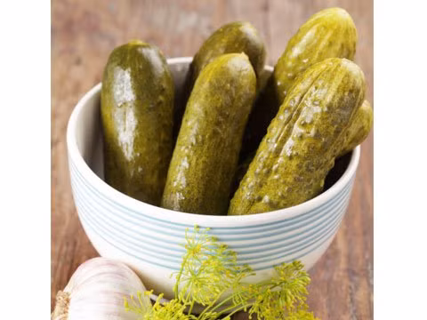 Dưa chuột muối: Món dưa chuột muối có chứa một lượng probiotic tốt cho quá trình giảm cân của bạn. Ảnh: RD.