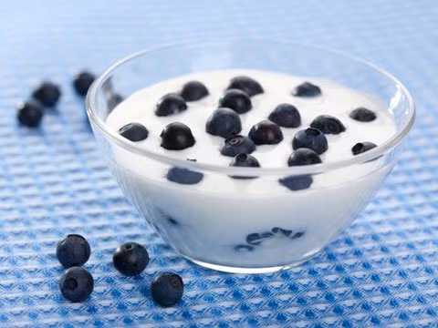 Sữa chua: Sữa chua là loại thực phẩm lên men rất tốt cho sức khỏe. Nó chứa probiotics có lợi cho tiêu hóa. Ăn sữa chua mỗi ngày giúp tiêu giảm mỡ bụng. Carbohydrate và protein trong sữa chua cũng làm tăng mức năng lượng và duy trì sức chịu đựng tốt cho cơ thể, giúp đốt cháy chất béo hiệu quả. Các protein lành mạnh trong sữa chua chống lại cảm giác thèm ăn và ức chế sự hấp thu chất béo từ các thực phẩm khác. Ảnh: RD.