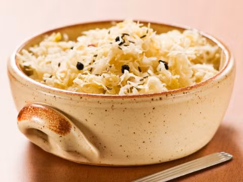 Dưa cải bắp: Món dưa bắp cải chua ngon này cũng là một trong những loại thực phẩm chứa probiotic lành mạnh. Hơn nữa, nó còn là một thực phẩm chống lão hóa bạn nên bổ sung trong thực đơn giảm cân. Ảnh: RD.